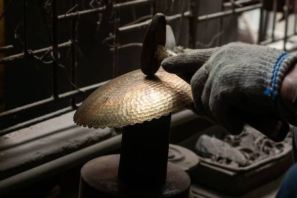 Bác Nguyễn Văn Đức - Nghệ nhân gò đồng thủ công.