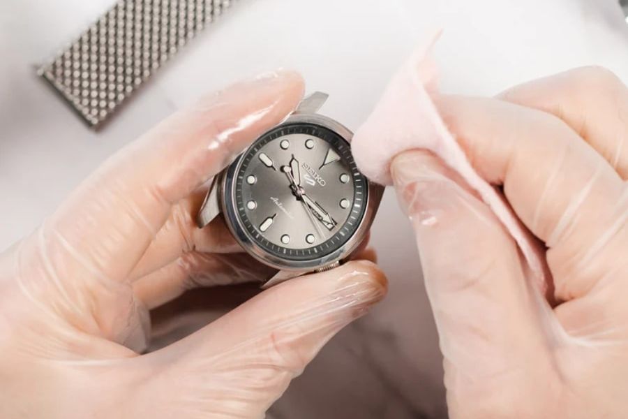 Cách đánh bóng mặt kính đồng hồ bị xước hiệu quả tại nhà