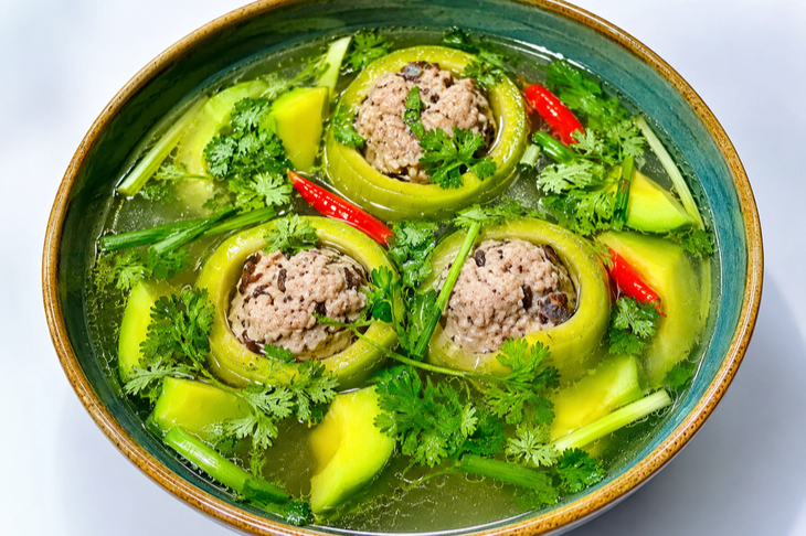 Canh bơ non nhồi thịt từ những trái bơ rụng sau mưa dông