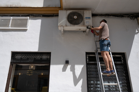 Châu Âu nóng hơn 40°C nhưng chỉ có 20% gia đình có máy lạnh