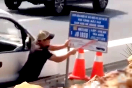 Cục Cảnh sát giao thông cảnh báo hành vi phá hoại biển báo trên cao tốc có thể bị xử lý hình sự