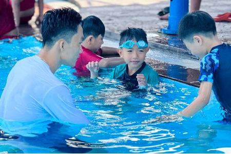 Học bơi miễn phí dịp hè tại TP.HCM: Con biết bơi, phụ huynh bớt lo