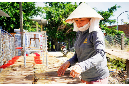Làng trầm hương trăm tuổi rộn ràng vụ Tết