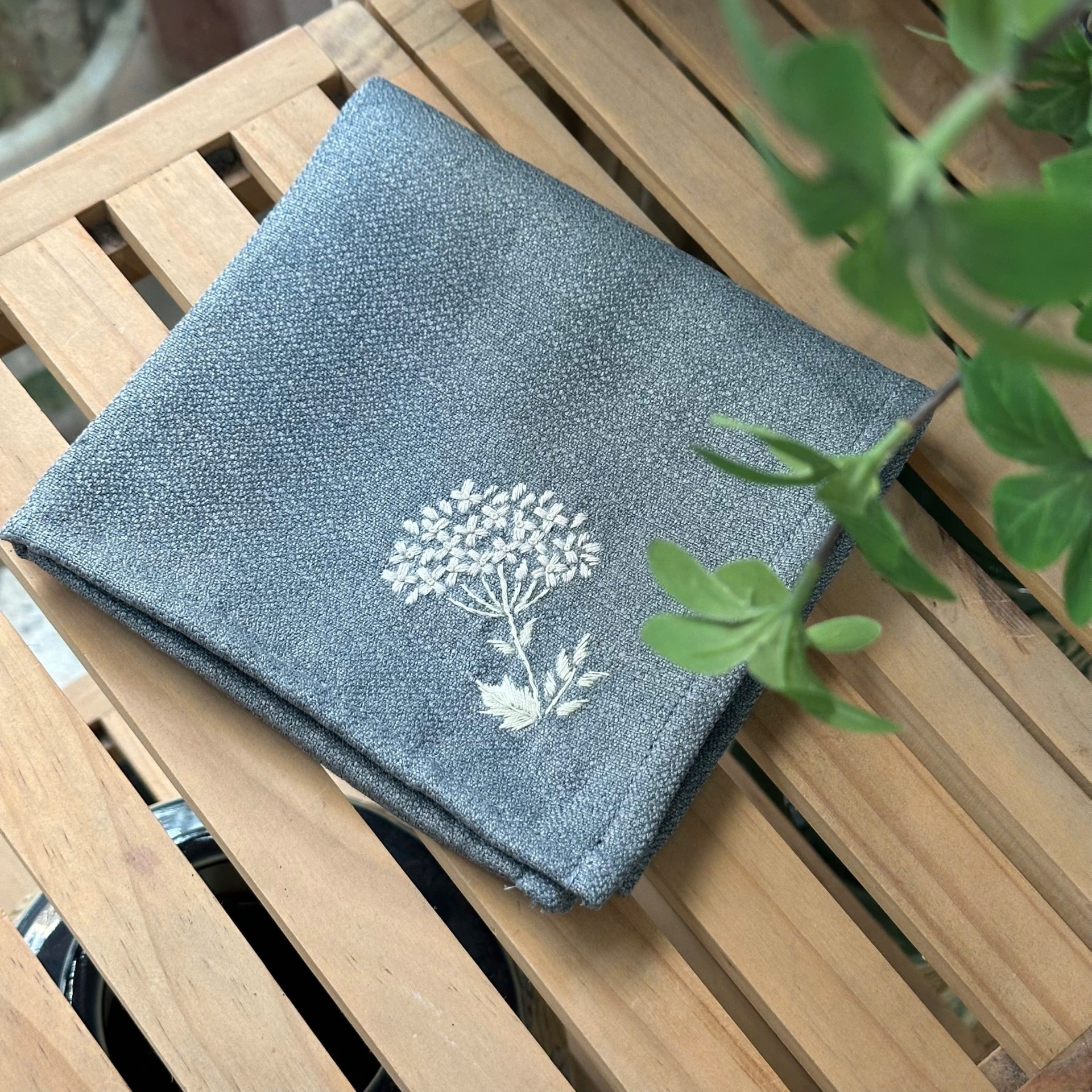 Lót suất ăn ghi tú cầu trắng - làng Từ Vân