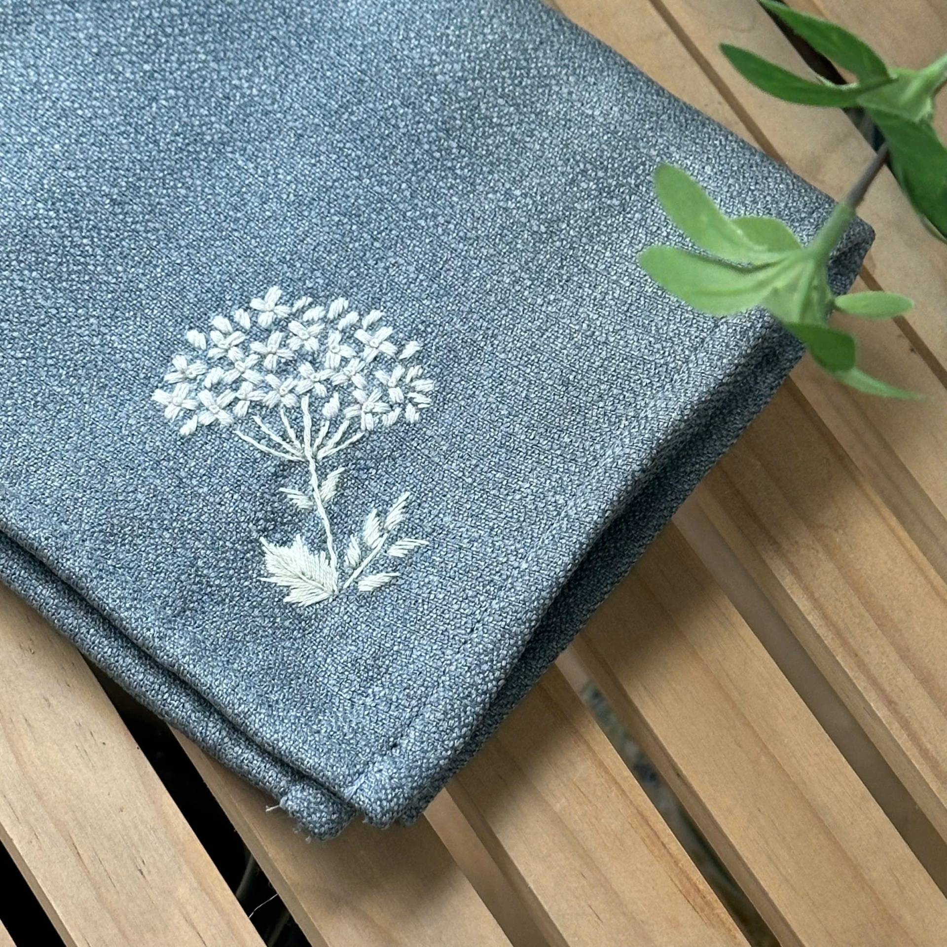 Lót suất ăn ghi tú cầu trắng - làng Từ Vân