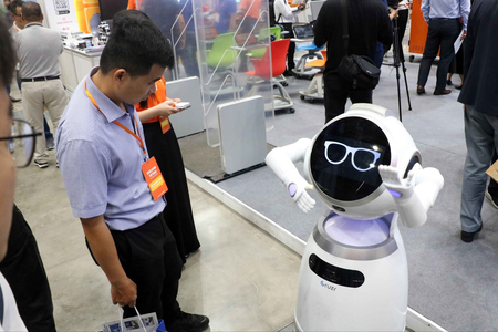 Máy khoan mini, robot và lớp học công nghệ mới hút người xem