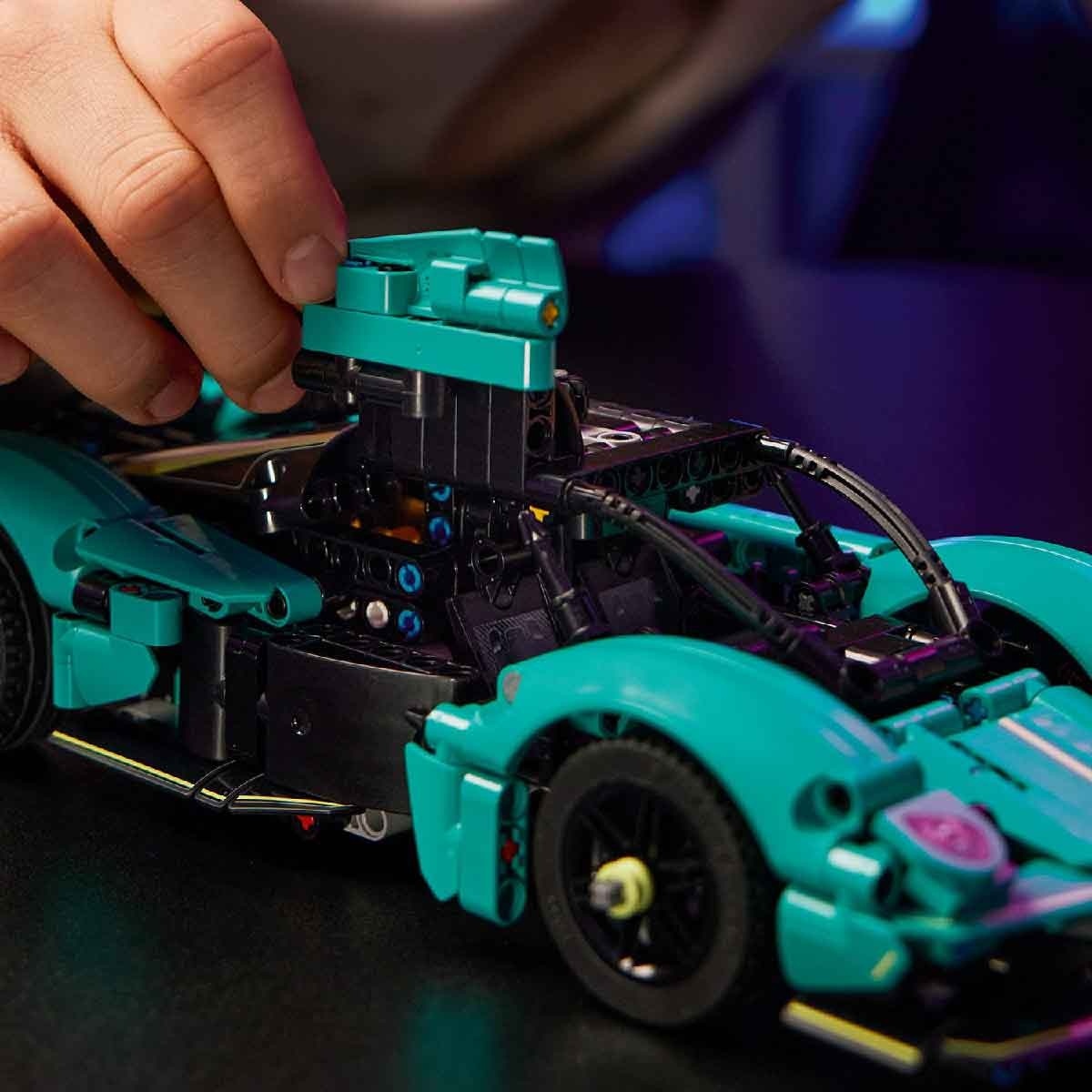 Đồ Chơi Lắp Ráp Siêu Xe Aston Martin Valkyrie LEGO TECHNIC 42208 (707 chi tiết)