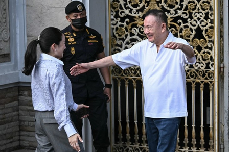 Ông Thaksin ra tù sớm trong sự chào đón của người ủng hộ