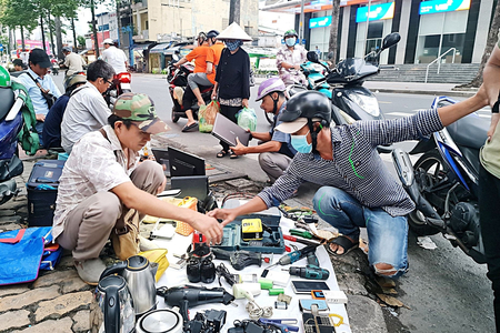 Săn đồ 'độc' ở vỉa hè