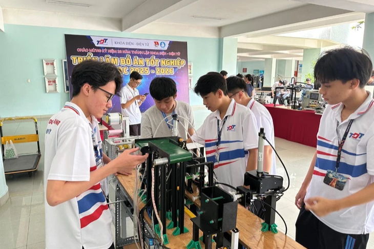 Sinh viên tham gia nghiên cứu UAV, AI và IoT ngay từ giảng đường