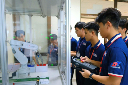 Sinh viên tham gia nghiên cứu UAV, AI và IoT ngay từ giảng đường
