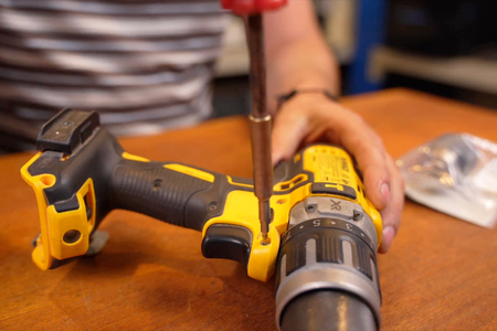 Sửa Máy Khoan Pin Dewalt DCD796: Hướng Dẫn Thay đầu kẹp
