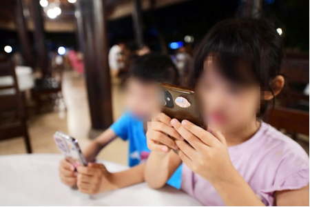 Trẻ em 'ngập' trong mạng xã hội: Cha mẹ buông tay hay bất lực?