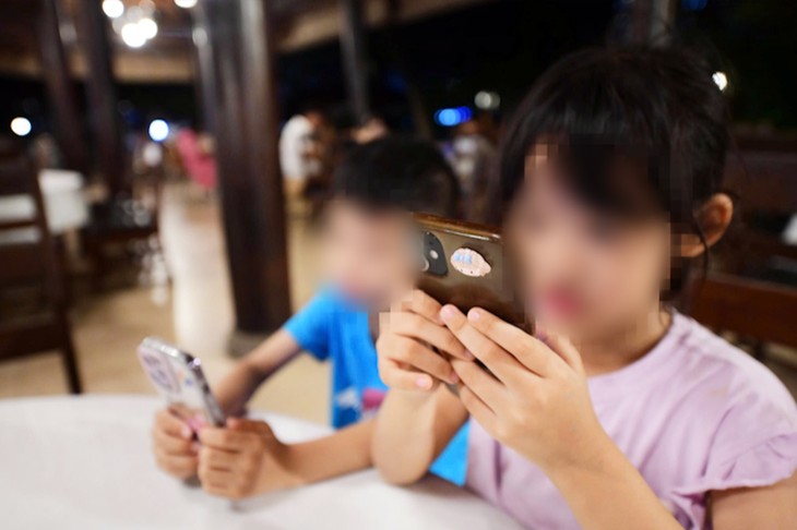 Trẻ em 'ngập' trong mạng xã hội: Cha mẹ buông tay hay bất lực?