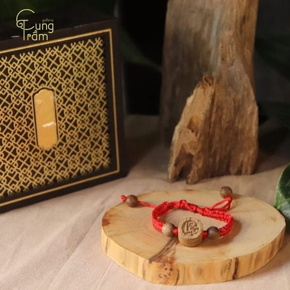 Vòng tay trầm hương tết dây đỏ