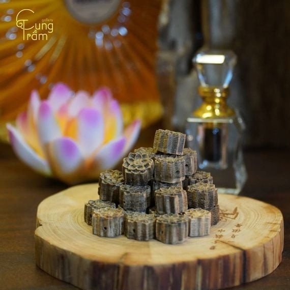 Vòng tay trầm hương tết dây đỏ