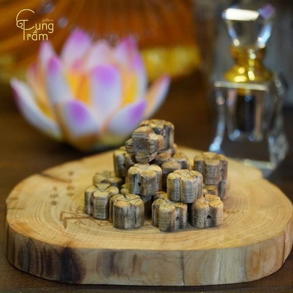 Vòng tay trầm hương tết dây đỏ