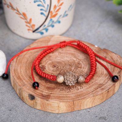 Vòng tay trầm hương tết dây đỏ