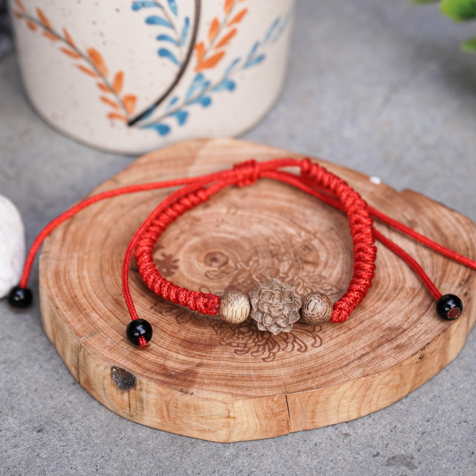 Vòng tay trầm hương tết dây đỏ